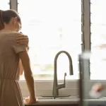 Un simptom la nivelul umărului drept poate semnala cancer hepatic. Avertismentul medicilor